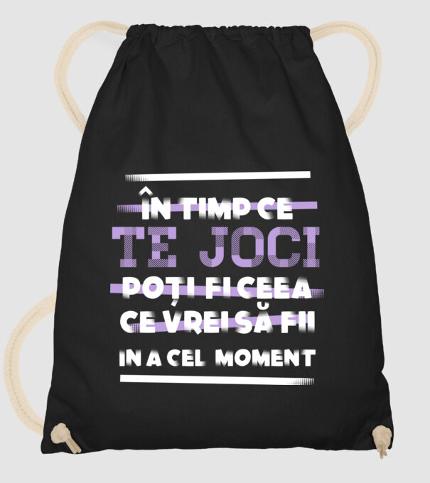 în timp ce te joci poți fi ceea ce vrei să fii - în acel moment model negru pe tricou