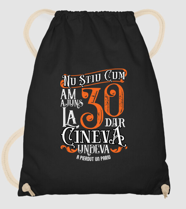 Nu știu cum am ajuns la 30, dar cineva, undeva, a pierdut un pariu model negru pe tricou