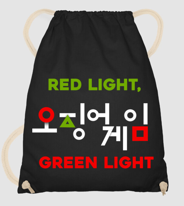 red light green light model negru pe tricou