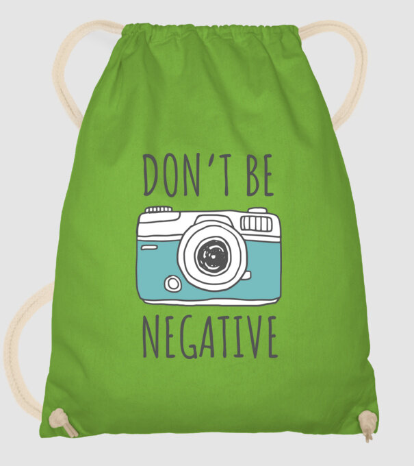 DON'T BE NEGATIVE model verde de măr pe tricou