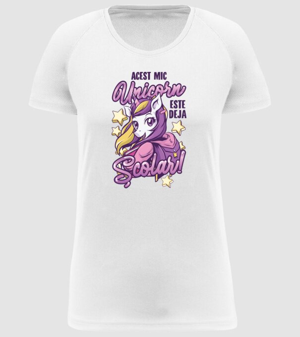 Acest mic unicorn este deja școlar model alb pe tricou