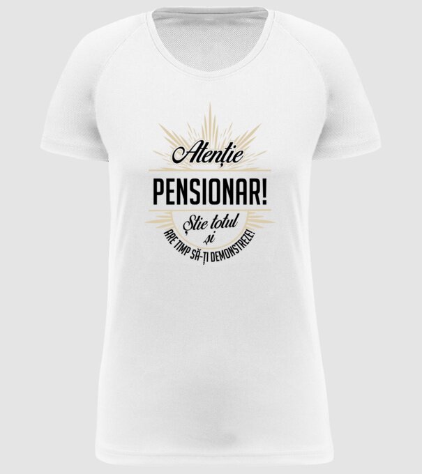 Atenție pensionar! Știe totul și are timp să-ți demonstreze! model alb pe tricou