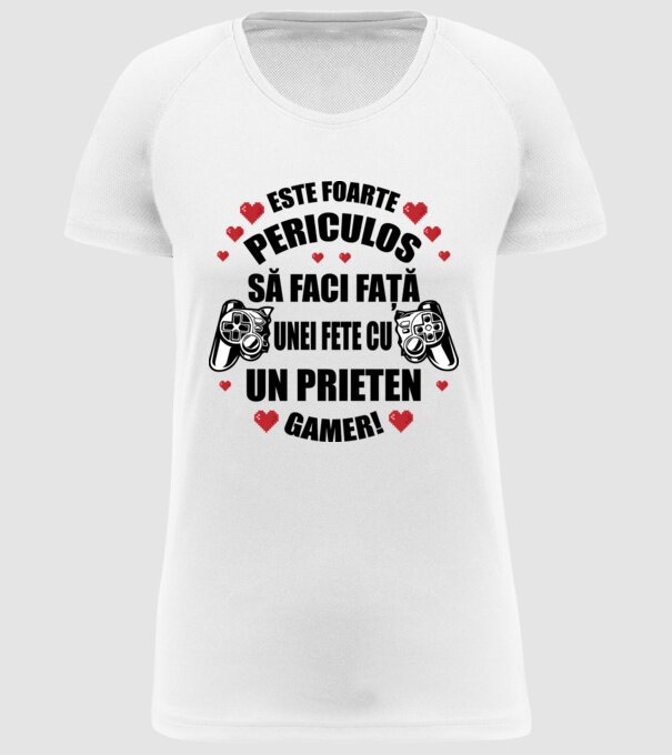 este foarte periculos să faci față unei fete cu un prieten gamer! model alb pe tricou