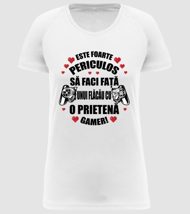 este foarte periculos să faci față unui flăcău cu o prietenă gamer! model alb pe tricou
