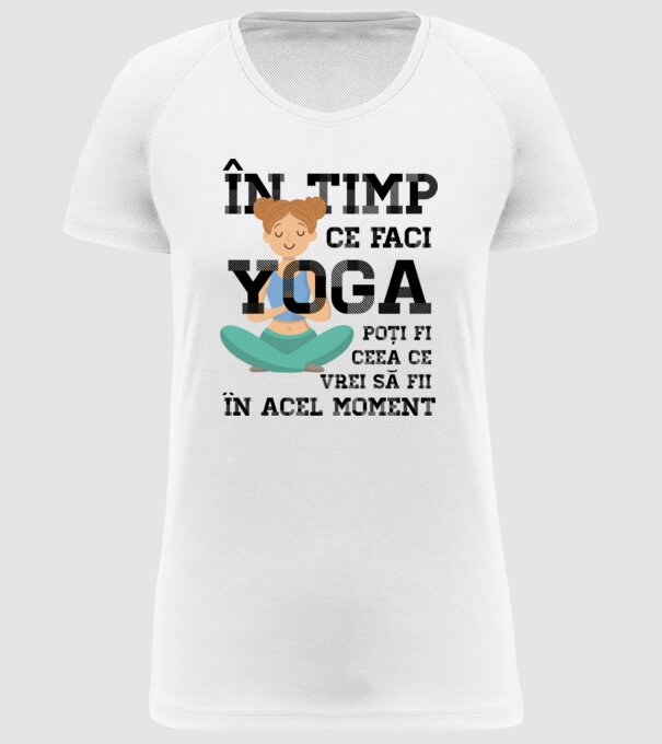 în timp ce faci yoga poți fi ceea ce vrei să fii - în acel moment model alb pe tricou