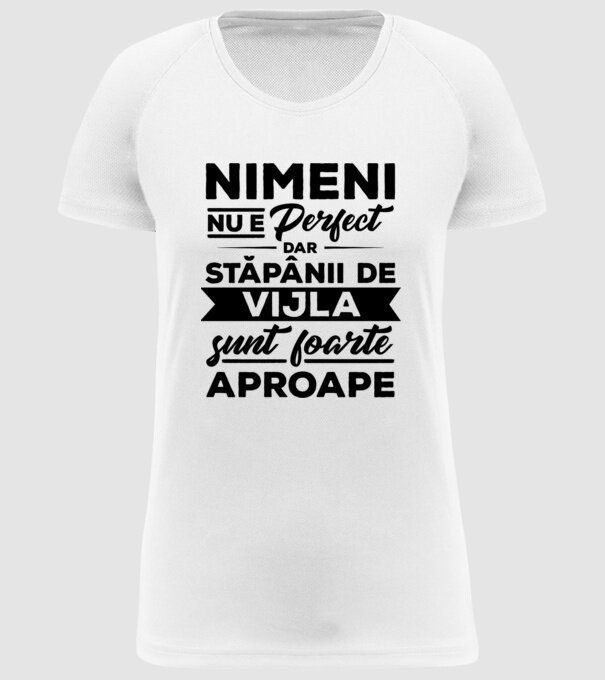 nimeni nu e perfect, dar stăpânii de vijla sunt foarte aproape model alb pe tricou