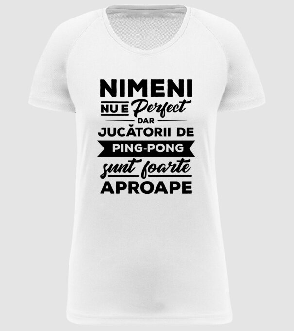 nimeni nu e perfect, dar jucătorii de ping-pong sunt foarte aproape model alb pe tricou