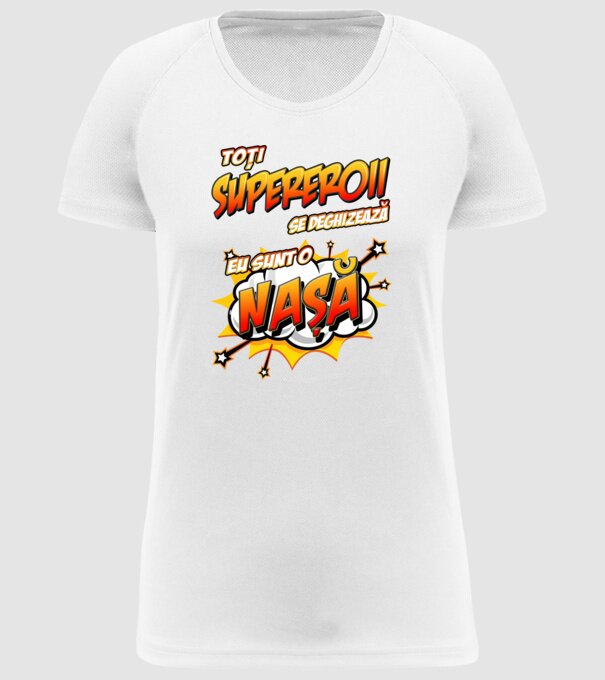 Toți supereroii se deghizează, eu sunt o nașă model alb pe tricou