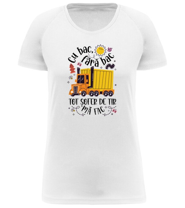  model  pe tricou