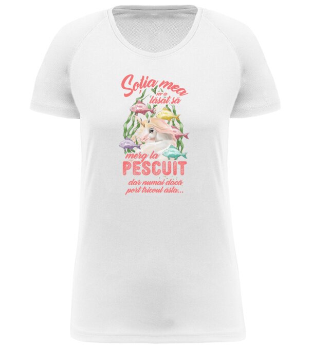  model  pe tricou