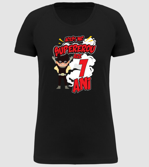 Acest mic supererou are 1 an model negru pe tricou