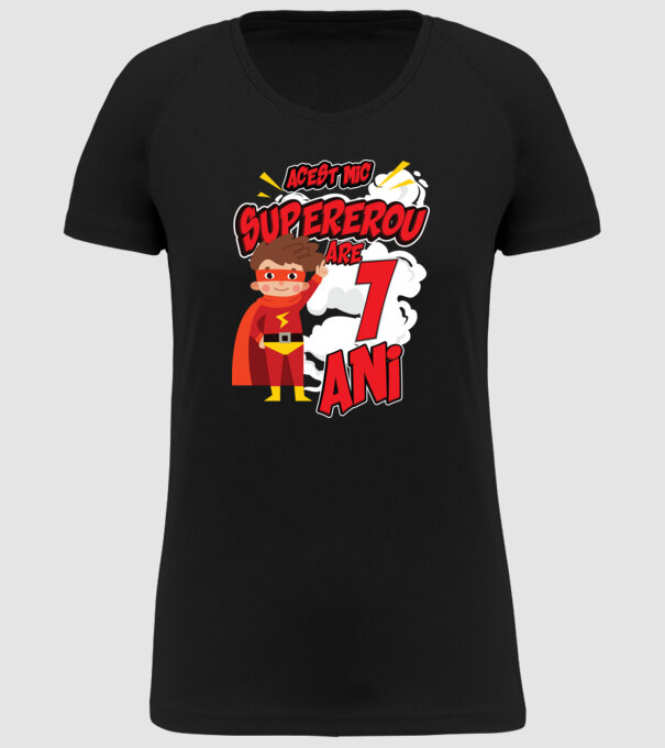 Acest mic supererou are 1 an model negru pe tricou
