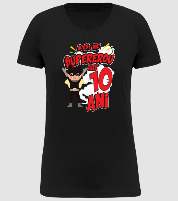 Acest mic supererou are 10 ani model negru pe tricou