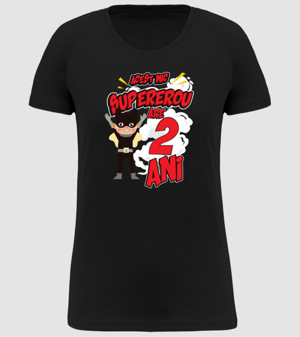 Acest mic supererou are 2 ani model negru pe tricou