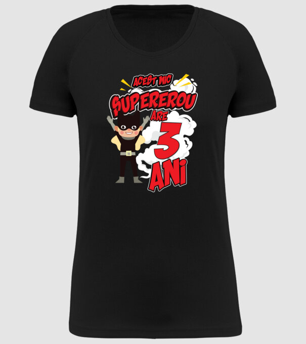 Acest mic supererou are 3 ani model negru pe tricou