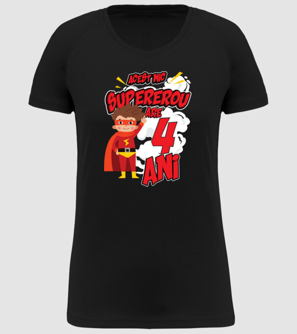 Acest mic supererou are 4 ani model negru pe tricou