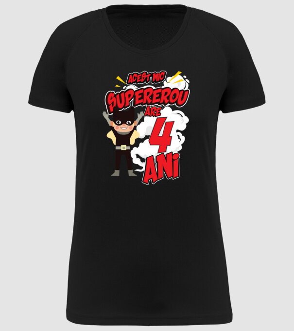 Acest mic supererou are 4 ani model negru pe tricou