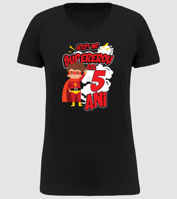 Acest mic supererou are 5 ani model negru pe tricou