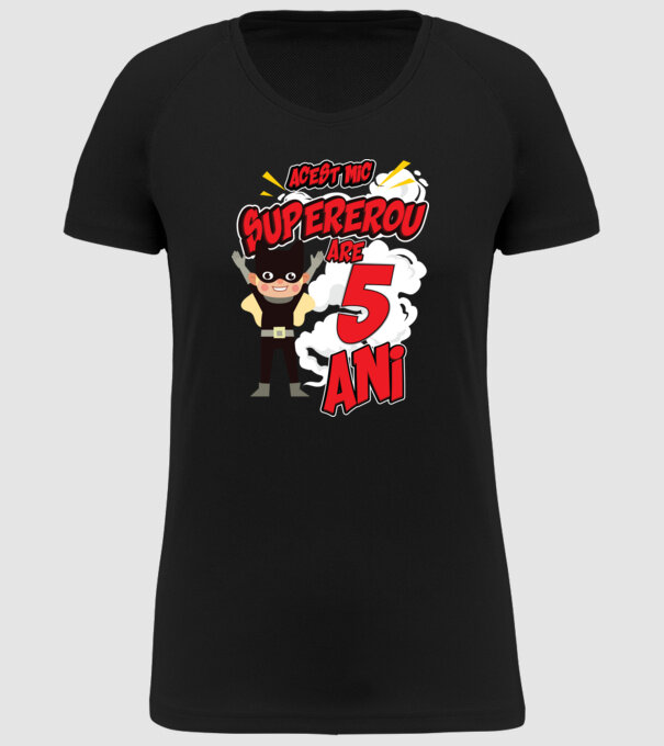 Acest mic supererou are 5 ani model negru pe tricou