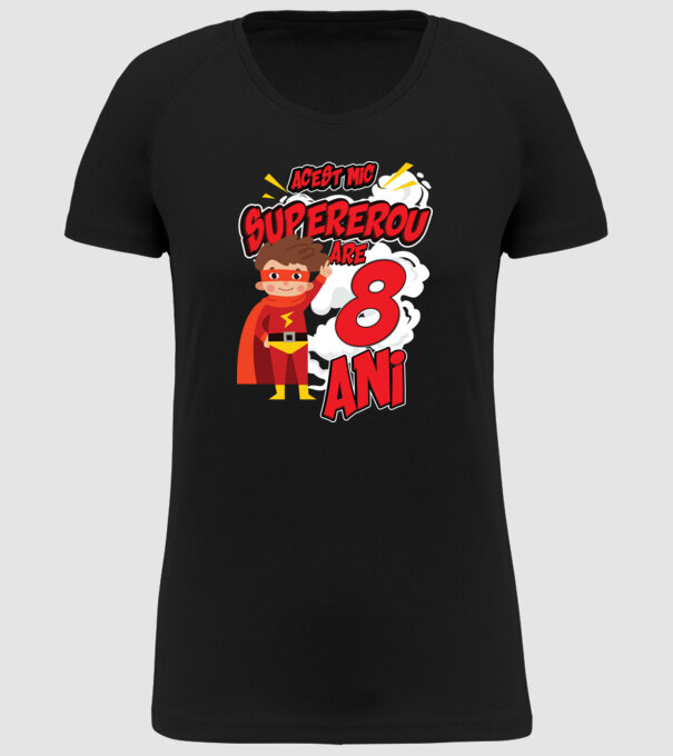 Acest mic supererou are 8 ani model negru pe tricou