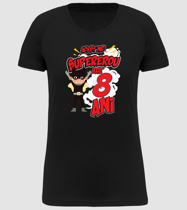 Acest mic supererou are 8 ani model negru pe tricou