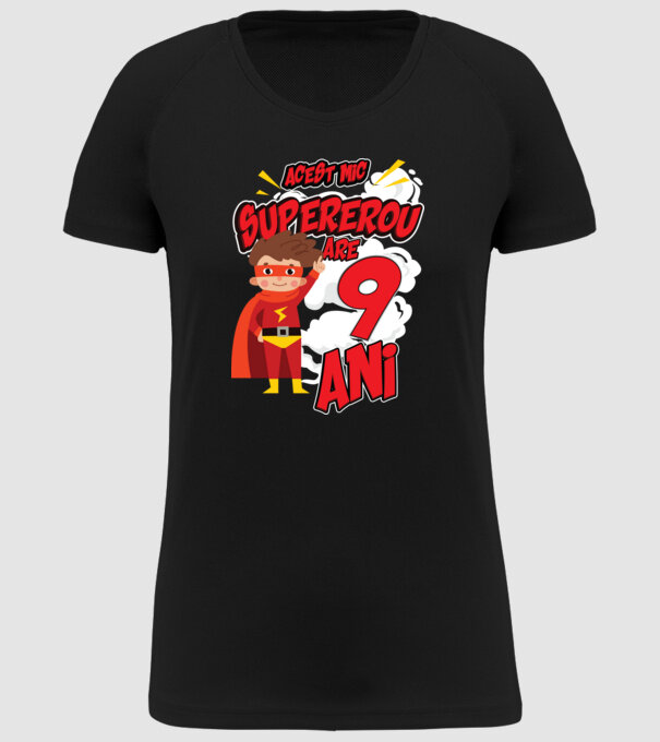 Acest mic supererou are 9 ani model negru pe tricou