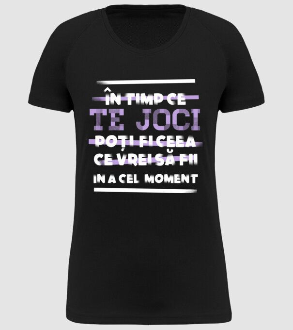 în timp ce te joci poți fi ceea ce vrei să fii - în acel moment model negru pe tricou