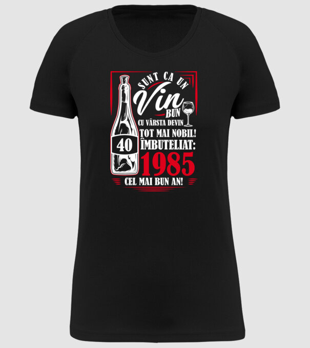 Un Vin Bun 1985 - Negru model negru pe tricou