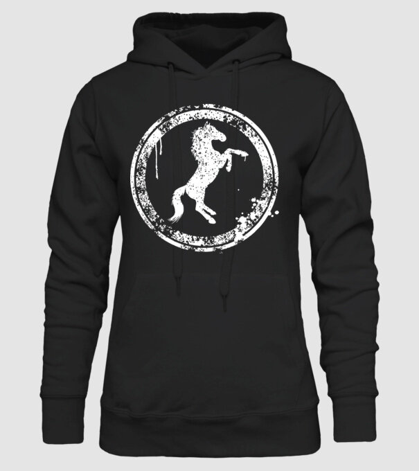 horse badge model negru pe tricou