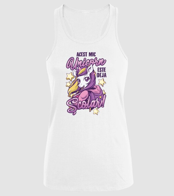 Acest mic unicorn este deja școlar model alb pe tricou