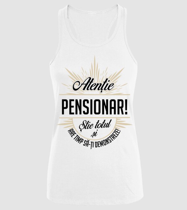Atenție pensionar! Știe totul și are timp să-ți demonstreze! model alb pe tricou