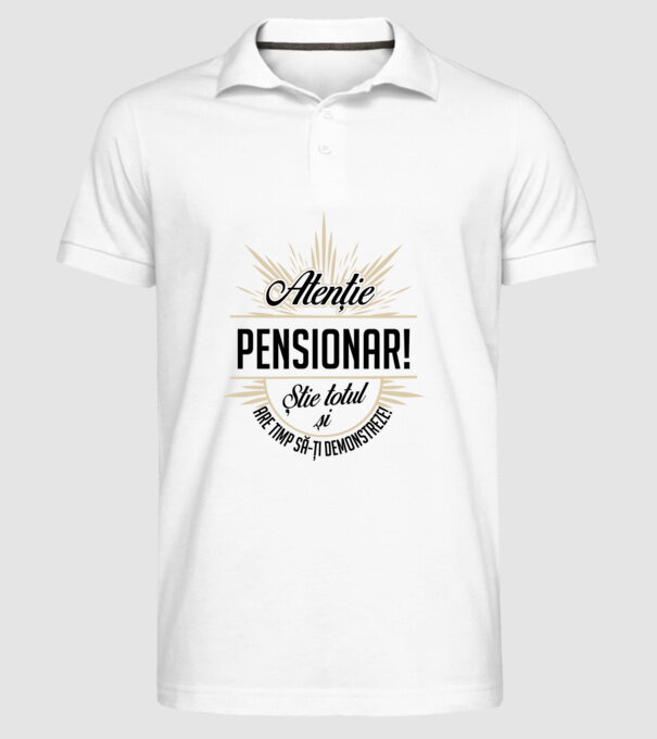Atenție pensionar! Știe totul și are timp să-ți demonstreze! model alb pe tricou