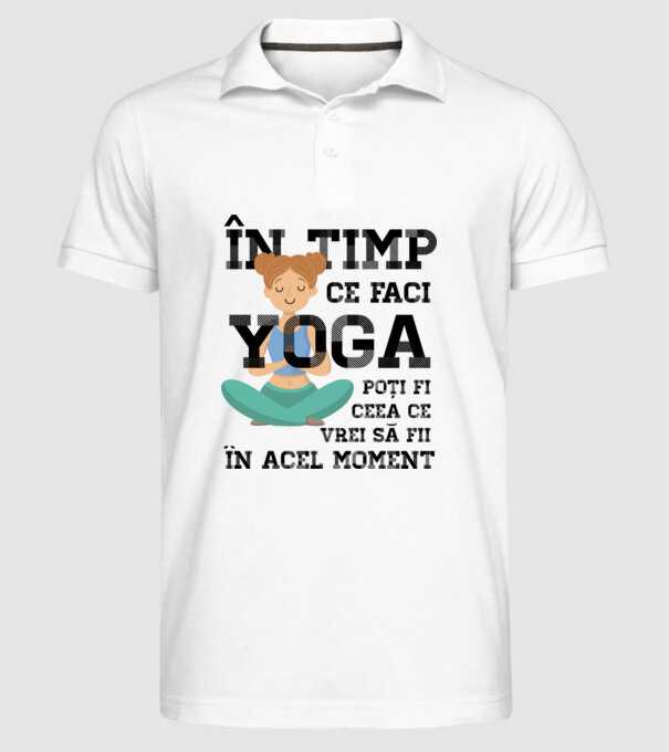 în timp ce faci yoga poți fi ceea ce vrei să fii - în acel moment model alb pe tricou