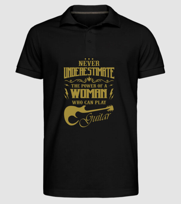 Femeia chitaristă model negru pe tricou