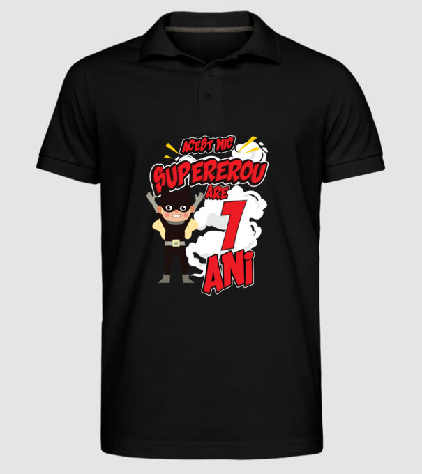 Acest mic supererou are 1 an model negru pe tricou