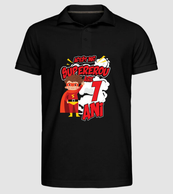 Acest mic supererou are 1 an model negru pe tricou