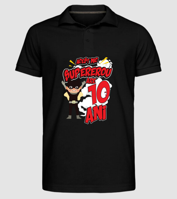 Acest mic supererou are 10 ani model negru pe tricou