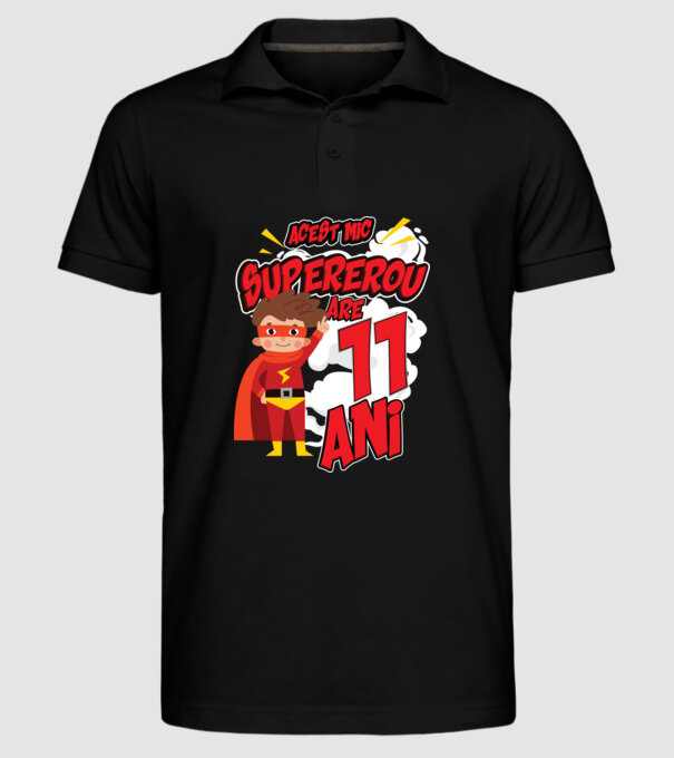 Acest mic supererou are 11 ani model negru pe tricou