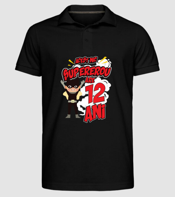 Acest mic supererou are 12 ani model negru pe tricou