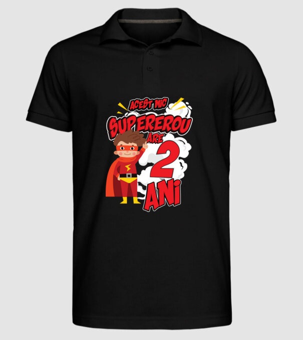 Acest mic supererou are 2 ani model negru pe tricou