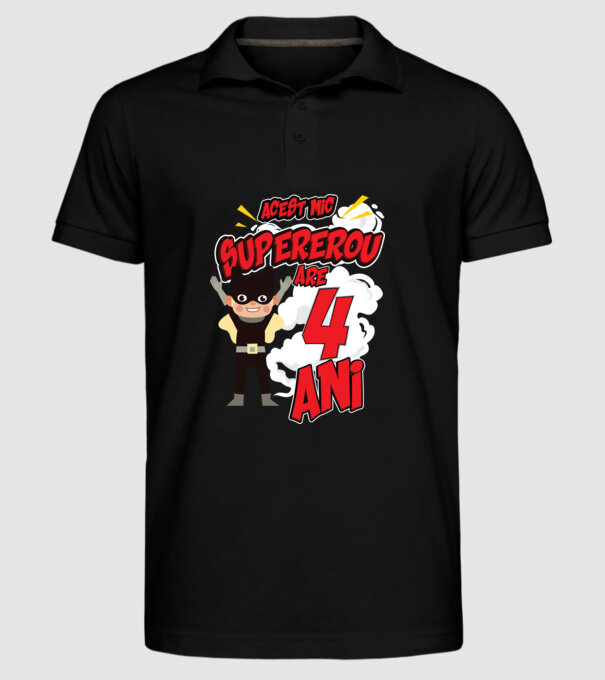 Acest mic supererou are 4 ani model negru pe tricou