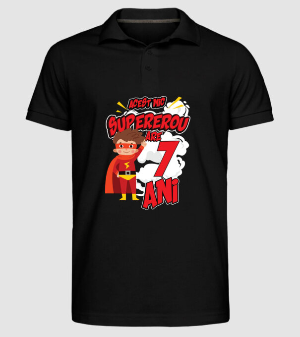 Acest mic supererou are 7 ani model negru pe tricou