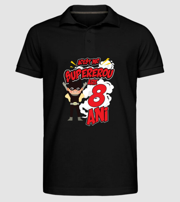 Acest mic supererou are 8 ani model negru pe tricou
