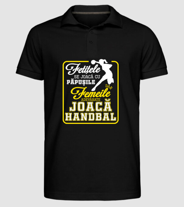 fetițele se joacă cu păpușile, dar femeile adevărate joacă handbal model negru pe tricou