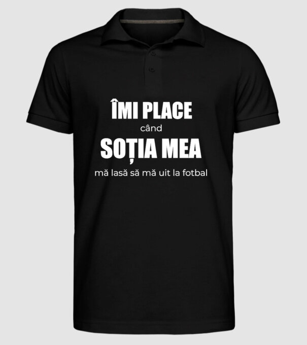Îmi place când soția mea mă lasă să mă uit la fotbal model negru pe tricou