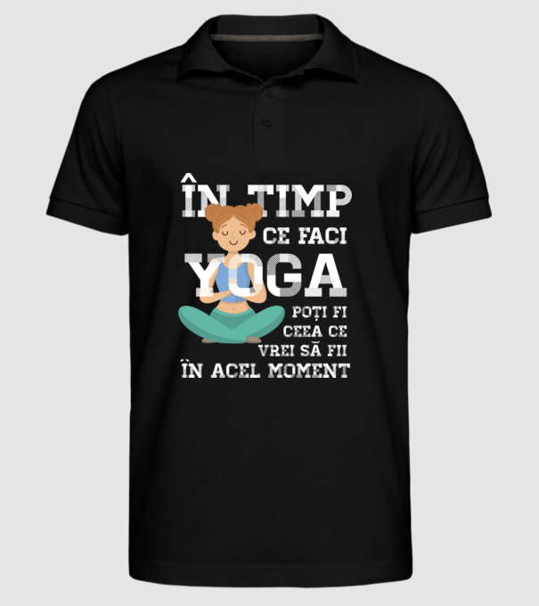 în timp ce faci yoga poți fi ceea ce vrei să fii - în acel moment model negru pe tricou