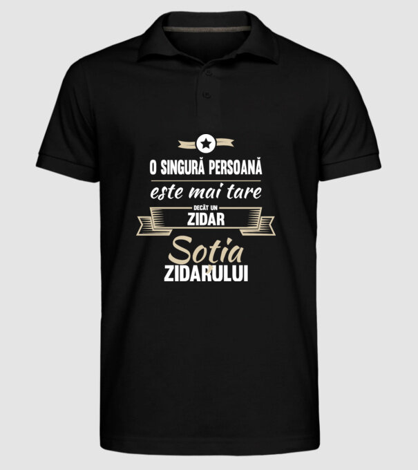 O singură persoană este mai tare decât un zidar, soția zidarului model negru pe tricou