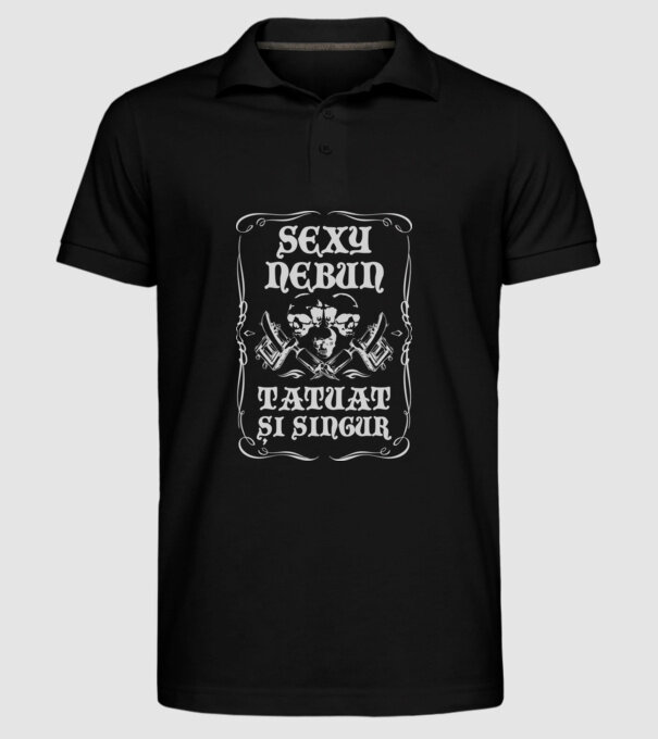 sexy, nebun, tatuat și singur model negru pe tricou