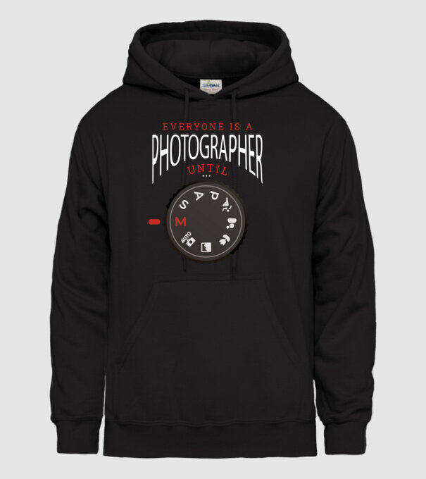Everyone is a photographer until model negru pe tricou