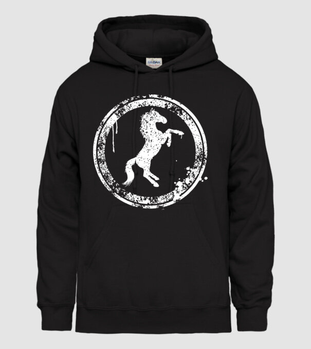 horse badge model negru pe tricou